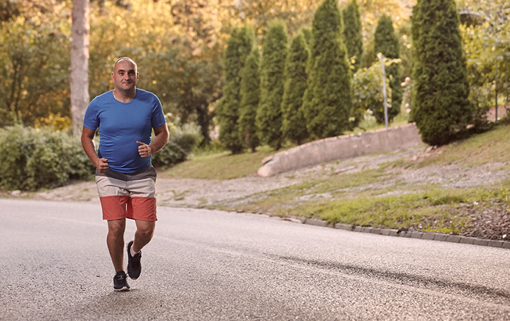 homme courant dans la rue photo pour l'article Le cholesterol en détails à priori et vérités du Blog santé sport de CapRol