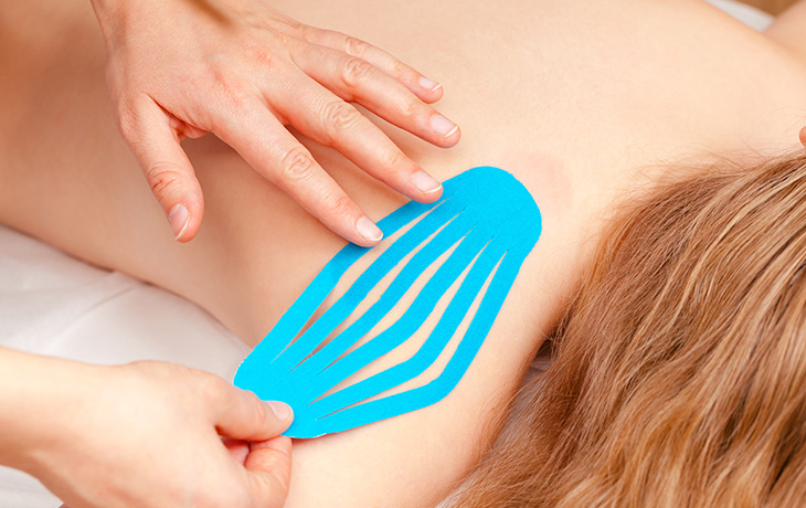 image d'un thérapeute installant un kinesiotape, pour illustrer l'article du blog santé sport de CapRol Comment poser un KTape