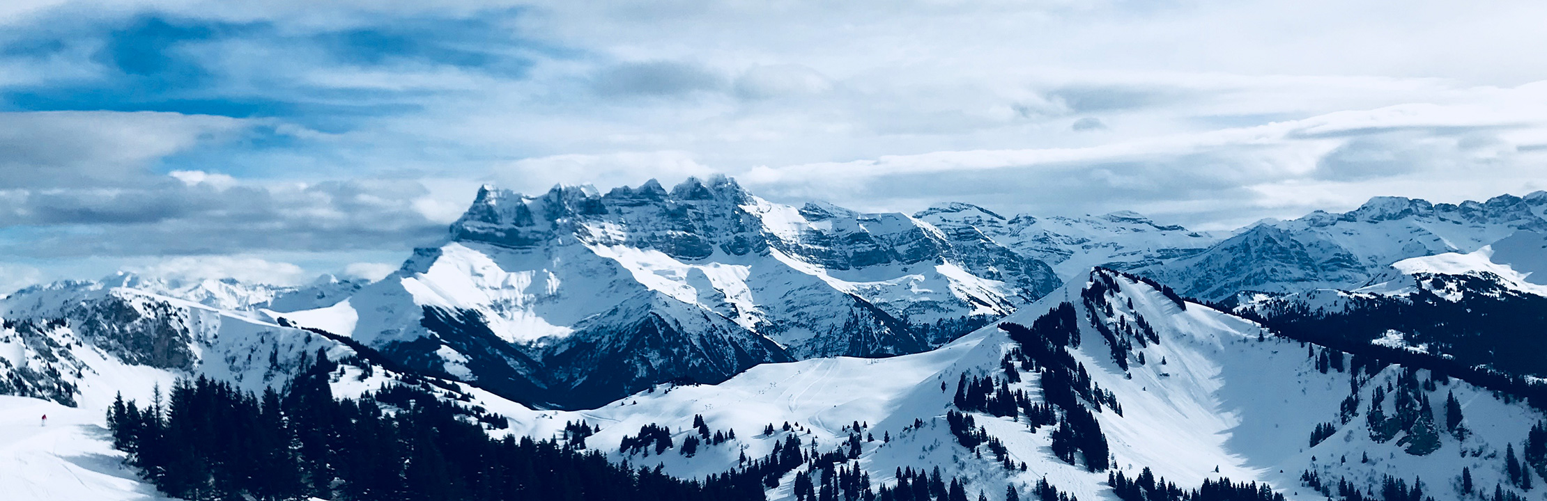 photo des montagnes les dents du midi enneigées illustrant une citation de CapRol