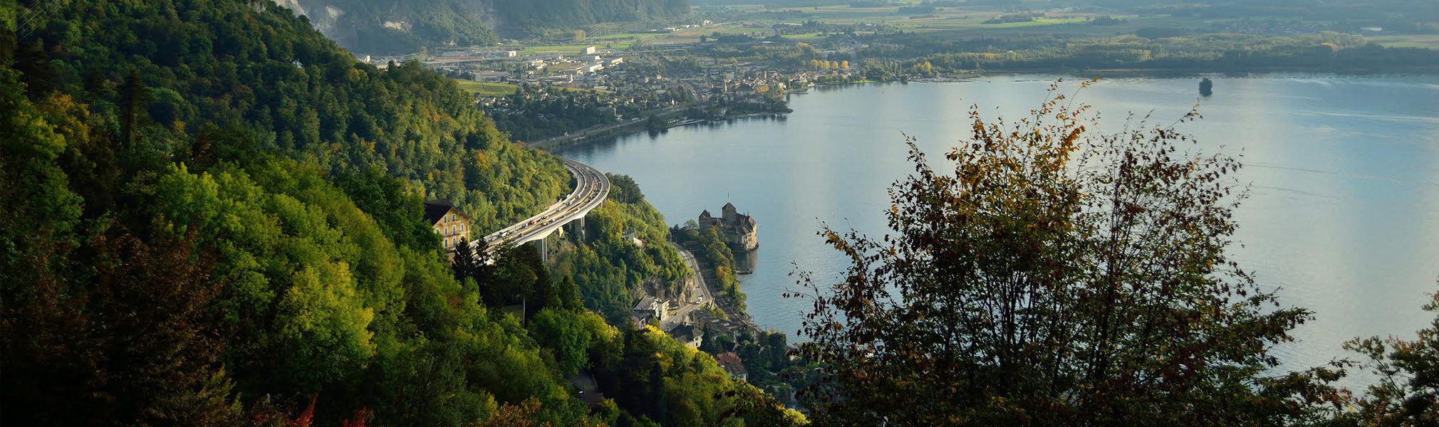 photo du lac léman avec le château de chillon, elle représente la page contact du site de CapRol