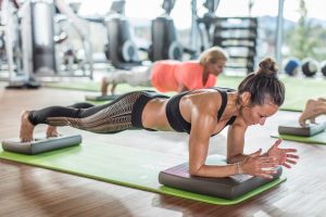 Travail de gainage avec le Tapis de gymnastique Airex Filtline et Balance Pad Elite vendu par CapRol